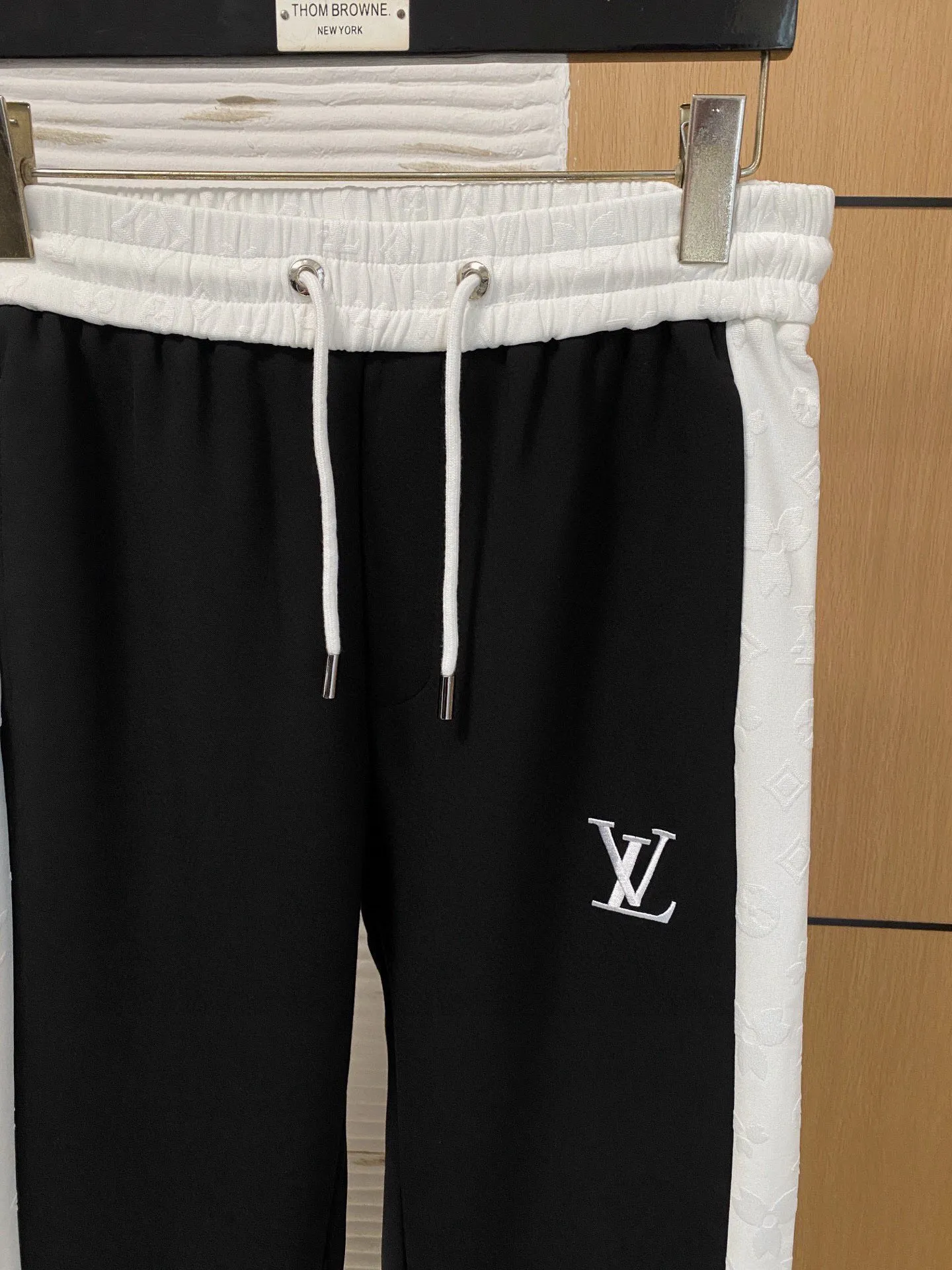 🅿️720 LV hot-selling suit is coming. Focus on the original version of the official website. 2025 new hot-selling cardigan suit. The original order is the best. 🇭🇰The meticulous work of top designers. It has a fitting and perfect upper body effect. All-natural high-quality Tencel Roman cotton 100%, close-fitting comfort, noble and elegant! Original hardware embodies elegance and nobility! Counter size: M-3XL (maximum wear up to 190 pounds)